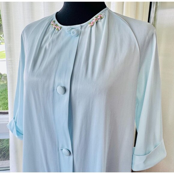Vintage 1960s peignoir, pastel blue robe, front buttons, raglan sleeves - Picture 2 of 9